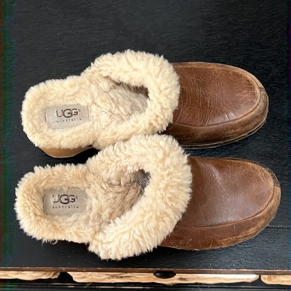 Ugg Leather Clogs with Genuine Sheepskin Lining - Picture 6 of 9